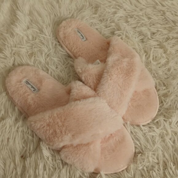 Splendid M/L Fuzzy Pink Faux Fur Slippers NWOT - Picture 1 of 5